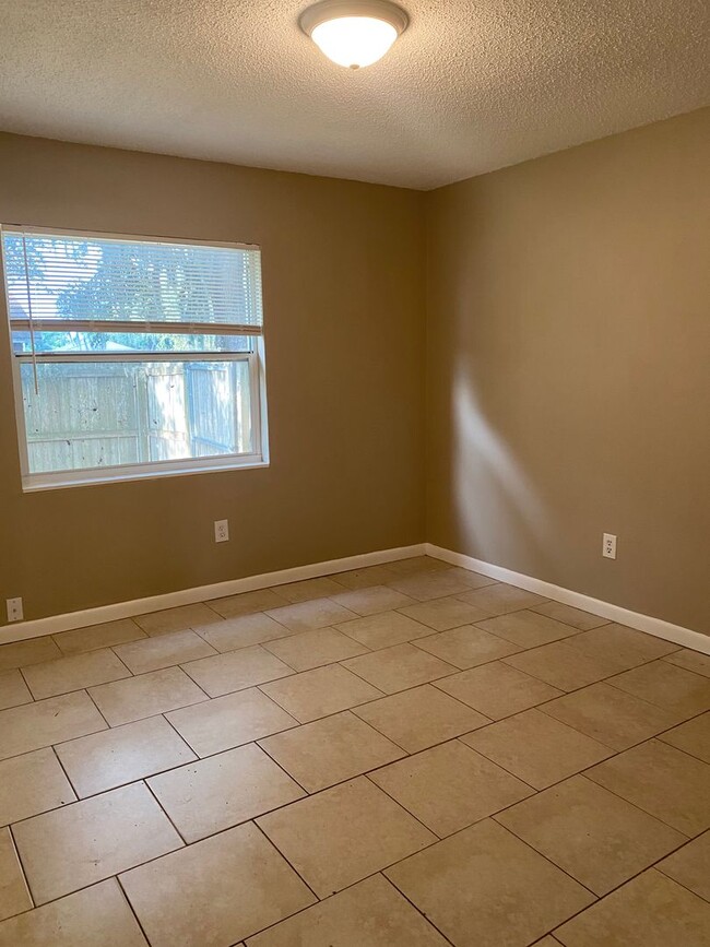 Building Photo - One Bedroom Apartment