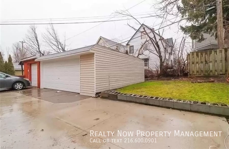 Building Photo - 1333 W 61st St