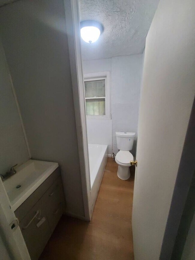 Building Photo - Charming 3-Bedroom Property in Prime Locat...