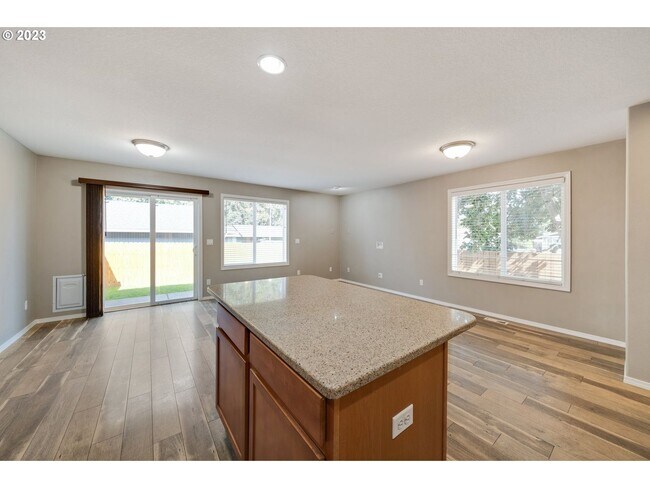 Building Photo - Stunning townhouse in Canby- 3 bed / 2.5 b...