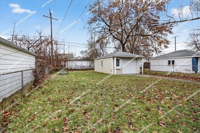 Building Photo - Lovely 3-Bedroom, 1.5-Bathroom Brick Bungalow for Rent in Redford Twp.!