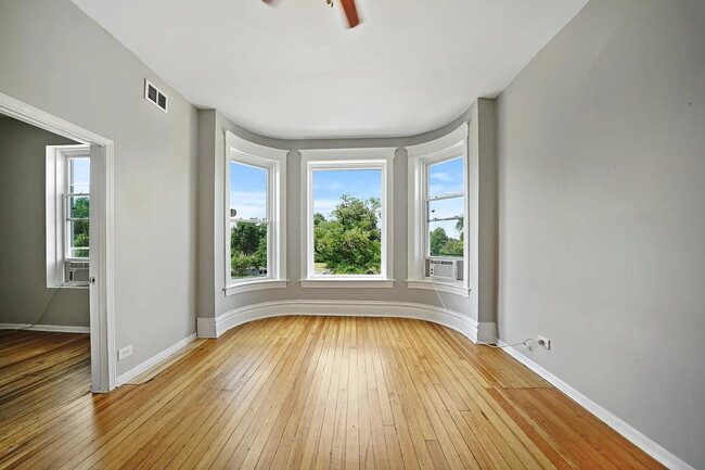 Building Photo - Beautiful Greystone building on Chicago's iconic Augusta Boulevard in the Ukrainian Village / Hum...