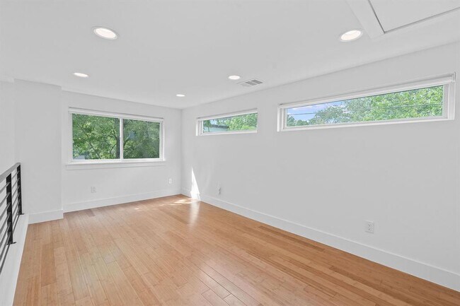 Building Photo - 402 W 55th St