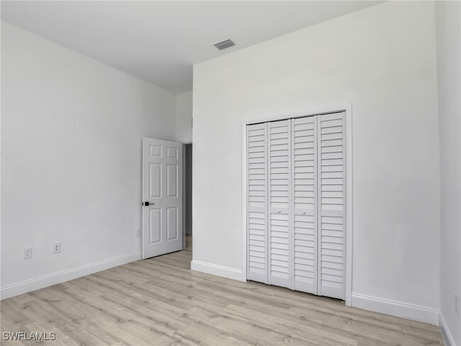 Building Photo - 633 Cane St E