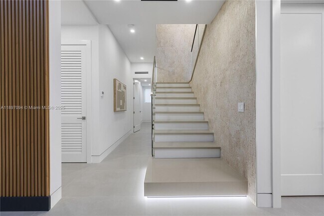 Building Photo - 807 SW 12th Ave