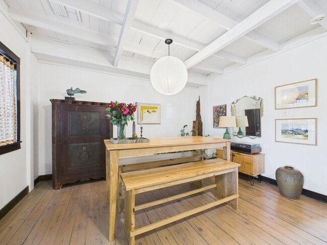 Building Photo - COMING SOON! Charming Cottage in the Center of Town