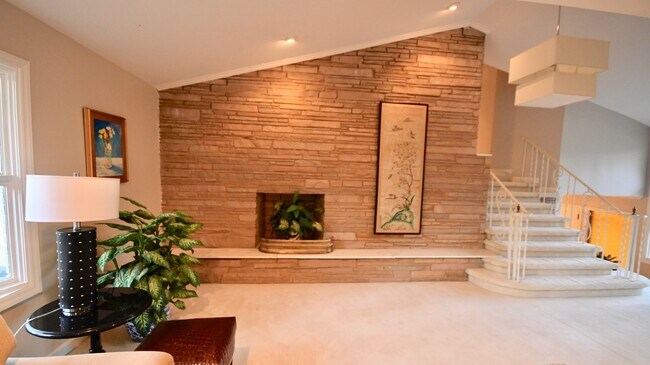 Building Photo - 5755 Doncaster Dr