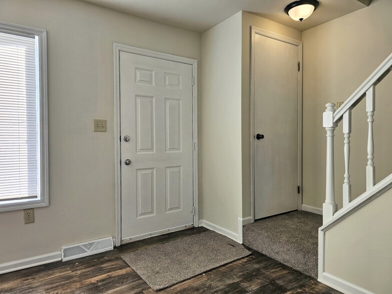 Building Photo - 137 Millview Ct