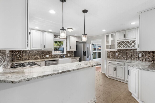 Building Photo - 3 Bedroom | 2.5 Bathroom | 2 Car Garage | Springfield MO | Fenced Back Yard | 2 Living Areas | Qu...
