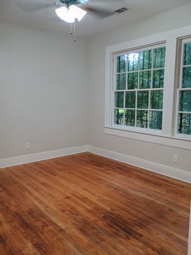 Building Photo - Five bedroom rental