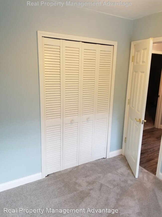 Building Photo - 3 br, 1 bath House - 21845 Novi Rd.