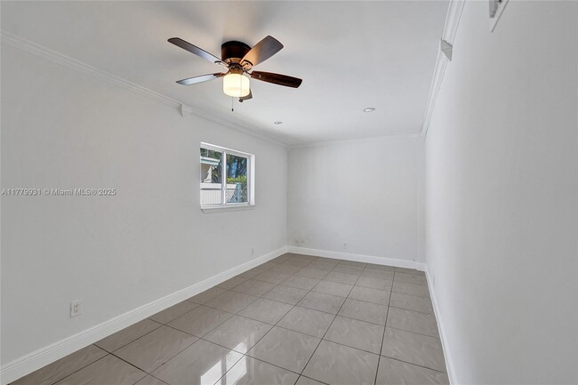 Building Photo - 924 N 30th Rd