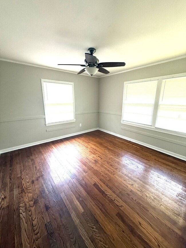 Building Photo - ** 3 bed 1 bath located in Forest Hills **...