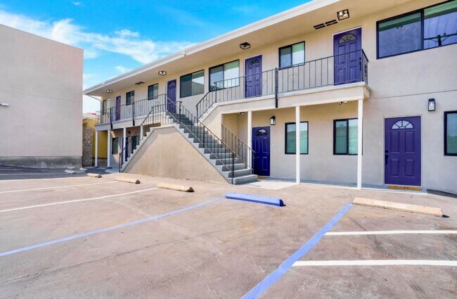 Building Photo - Beautiful Renovated 2 Bed/1 Bath Unit