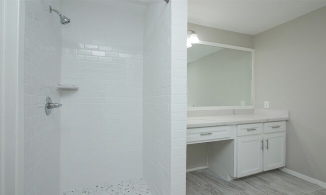 Building Photo - 833 Lakeview Dr