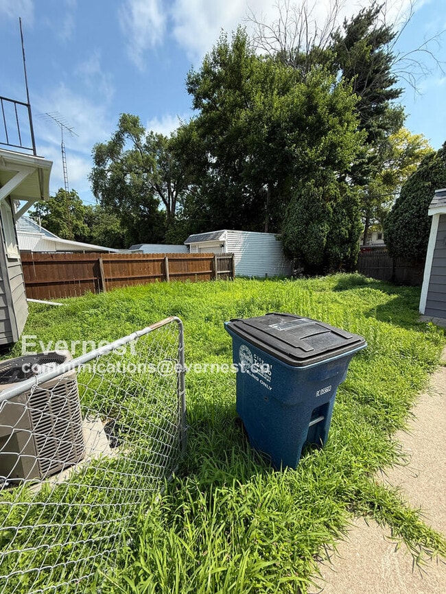 Building Photo - 3852 Wallwerth Dr