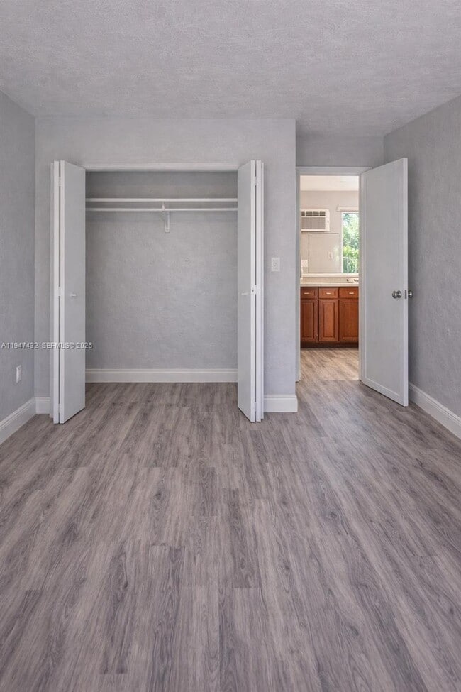 Building Photo - 1860 Venice Park Dr