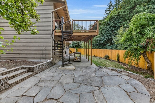 Building Photo - Three bedroom plus bonus room, and 2.5 bat...