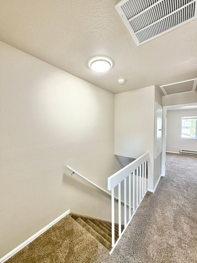 Building Photo - Two-Level 2BR with Fenced Yard & Washer/Dryer Hookups