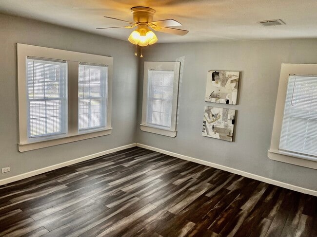 Building Photo - 106 N Eastwood St