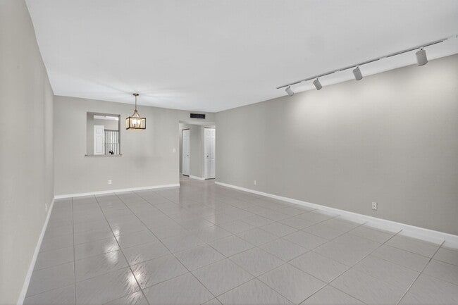 Building Photo - 14747 Cumberland Dr