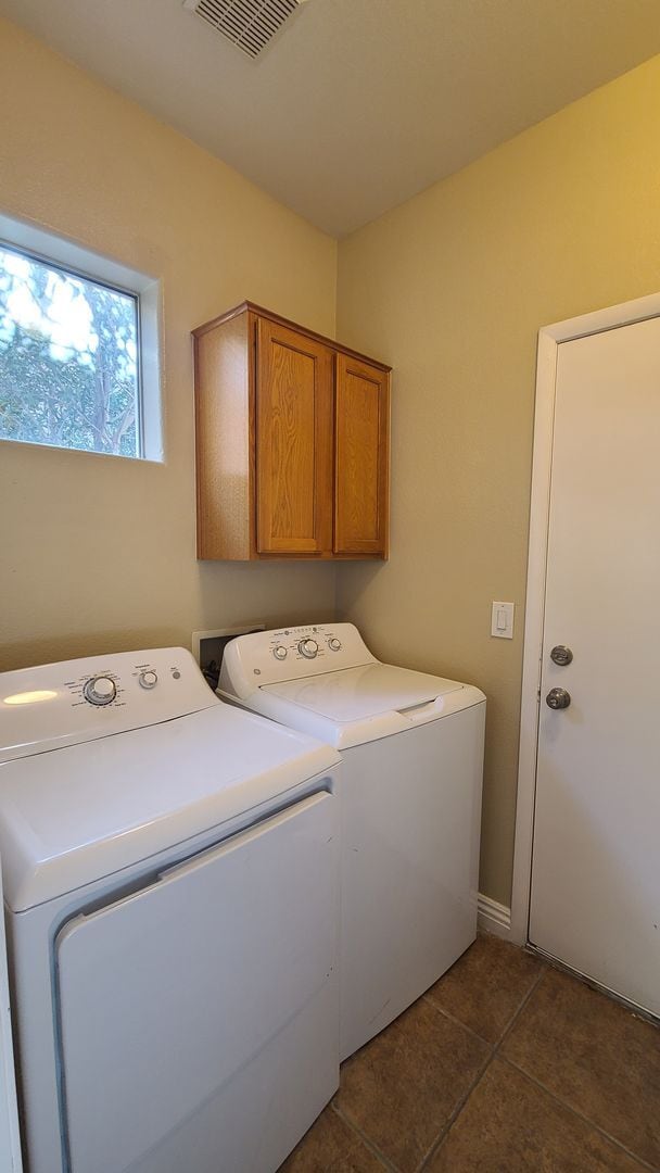 Building Photo - 3 Bedroom home located near Mountains Edge.