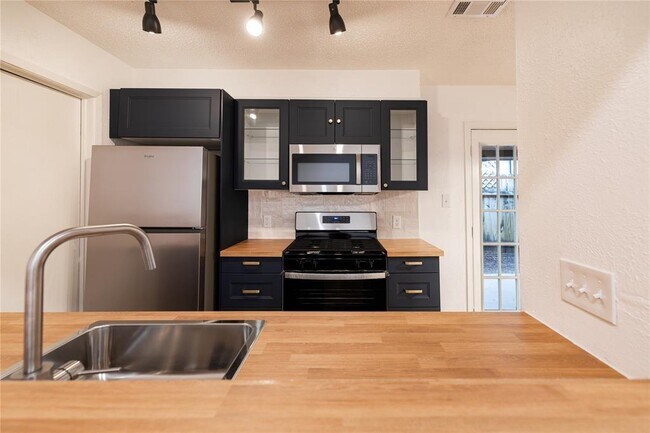 Building Photo - 100 Nicole Cove