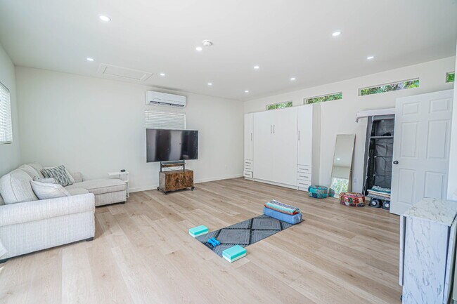 Building Photo - Studio ADU – Private Yard & Modern Finishes!