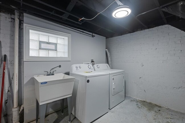 Building Photo - 9107 S Dante Ave