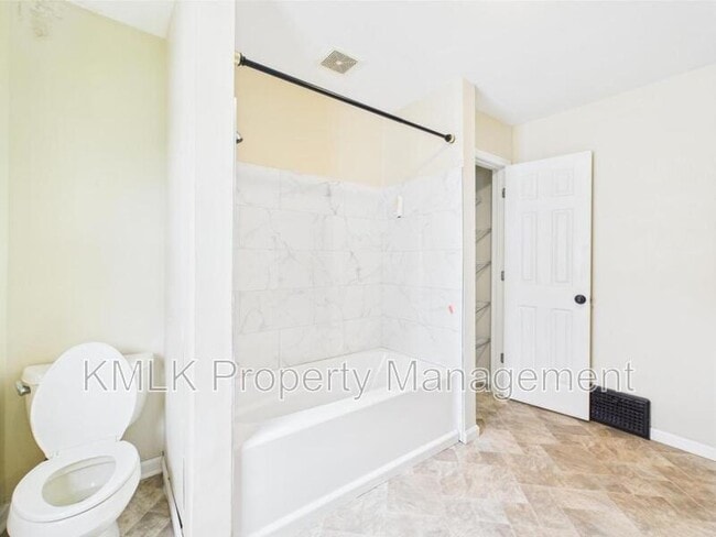 Building Photo - 689 Kenmore Blvd