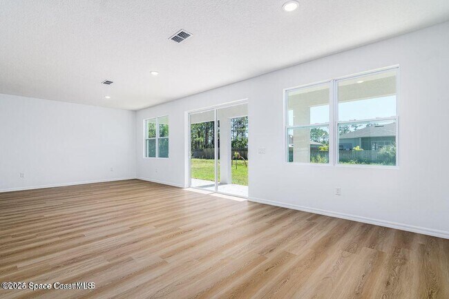 Building Photo - 1398 Saxony Rd SW
