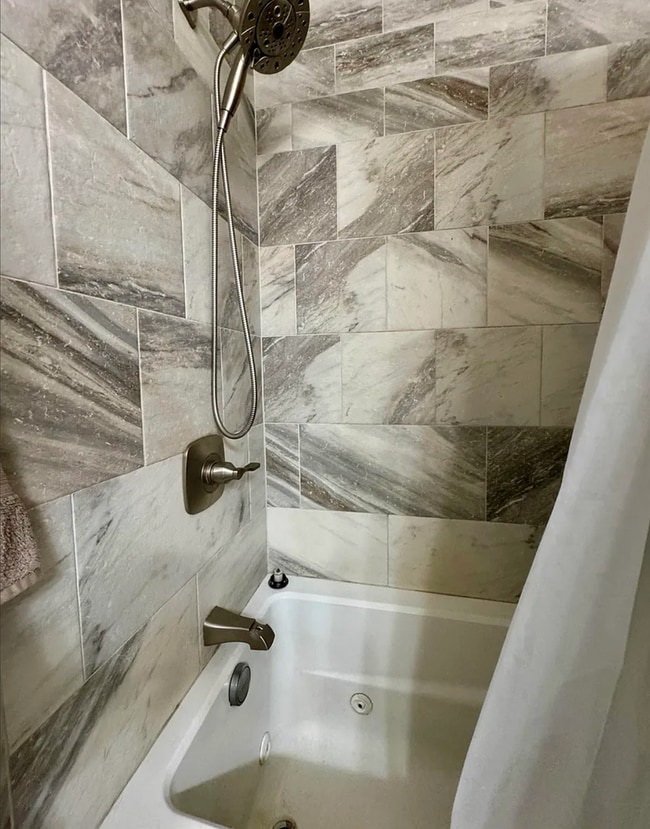 Building Photo - Take $500 off 1st month’s rent!4 bedroom /...