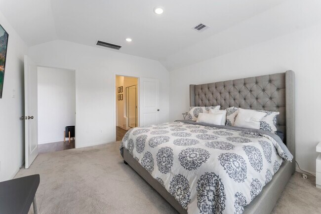 Building Photo - 3126 Stonebriar Dr