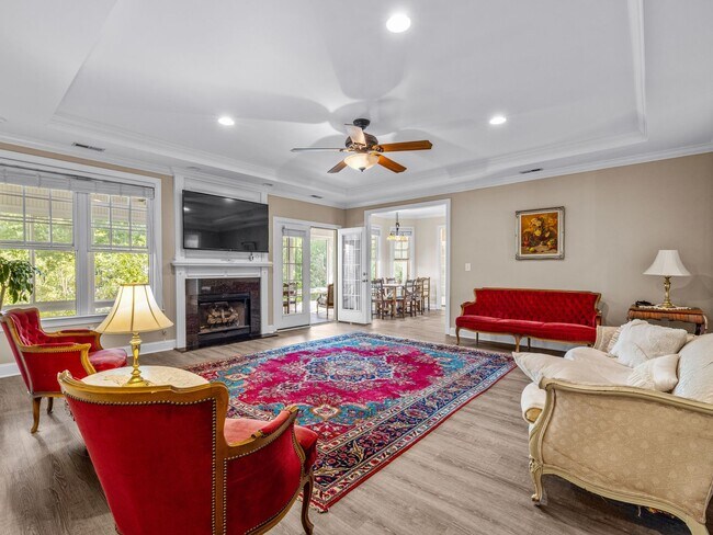 Building Photo - Beauty by the Water!