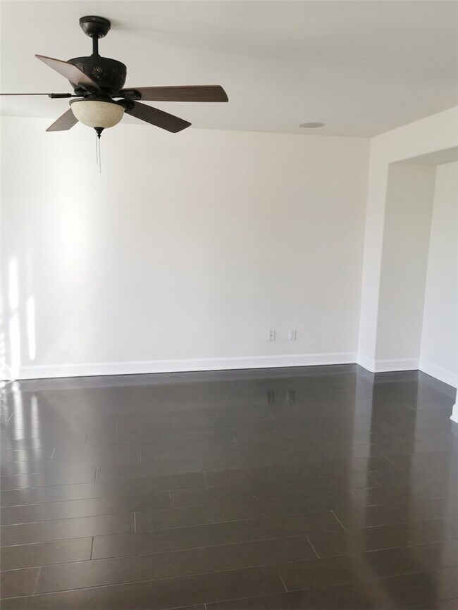 Building Photo - 1318 Swan Loop S