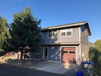 Building Photo - 3 Bedroom | 1.5 Bath in Hood River!