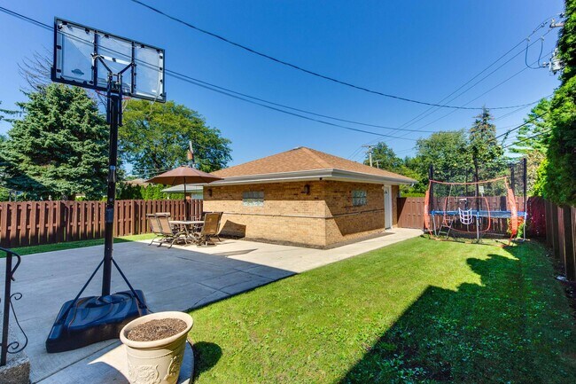 Building Photo - 1315 N Northwest Hwy