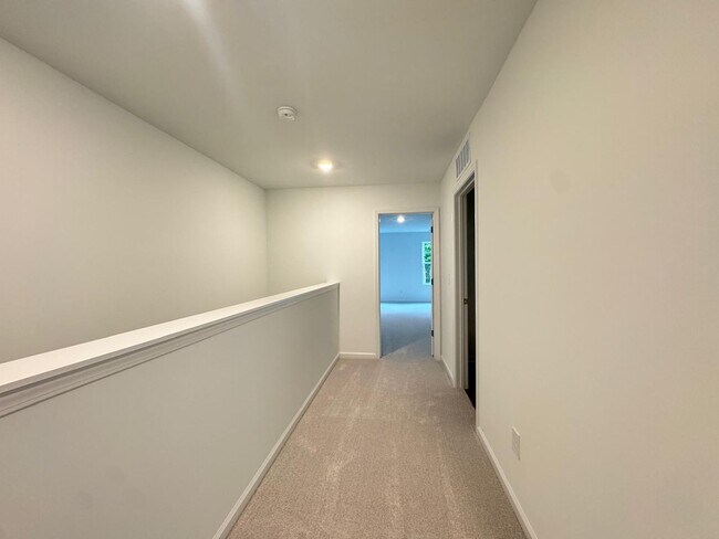 Building Photo - STUNNING BRAND-NEW TOWNHOUSE in a very con...