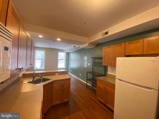 Building Photo - 910 S Charles St