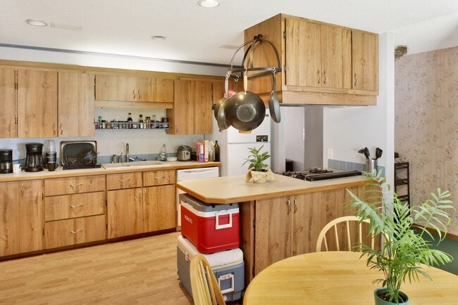 Building Photo - Preleasing Now! Available early August! 7 Bed, 2.5 Bath House!