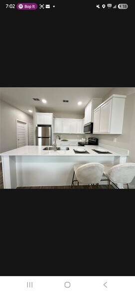 Building Photo - 425 E Acacia Ave