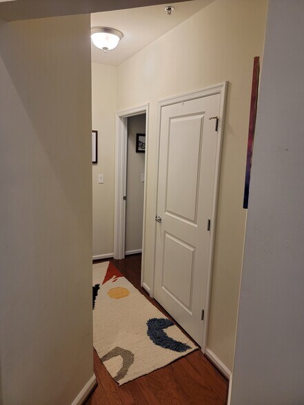 Building Photo - 309 Holland Ln