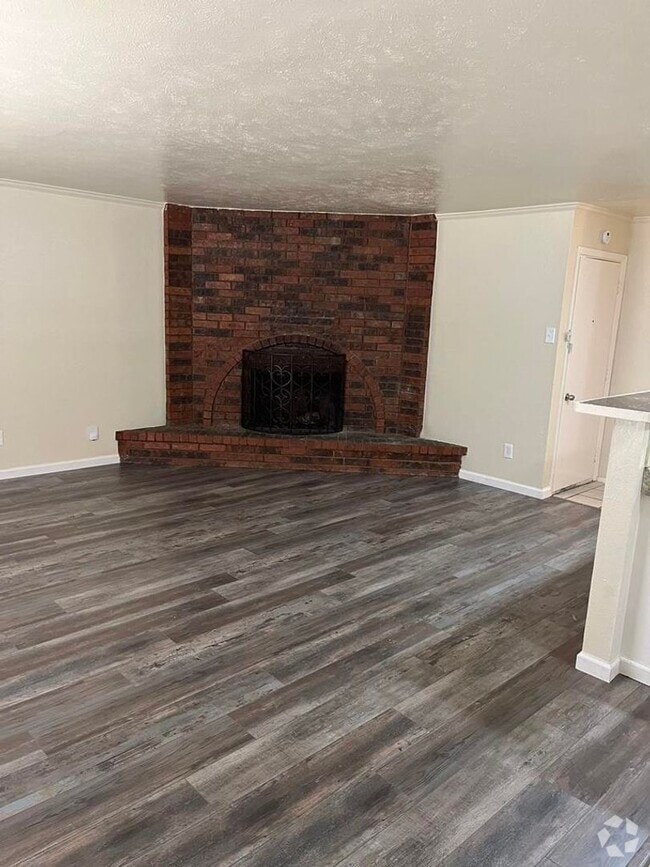 Building Photo - Nice 3 Bedroom Home