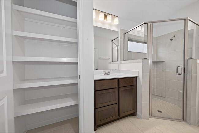 Building Photo - 5015 Bowen Pr Dr