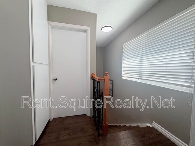 Building Photo - 1149 N Barston Ave