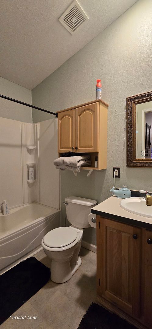 Building Photo - Looking for a room mate PRIVATE 2 Bedroom 1 Bath