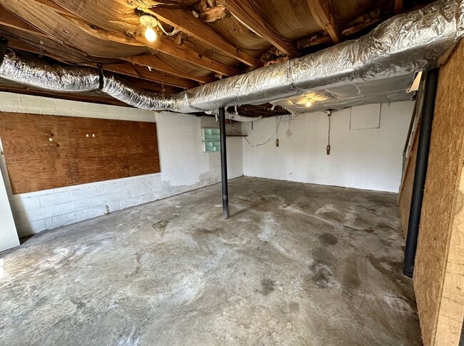 Building Photo - 3 Bedroom Home For Rent Over The River!