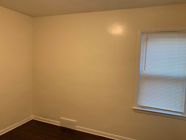 Building Photo - 17241 Shaftsbury Ave