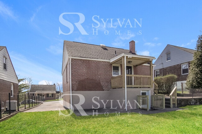 Building Photo - This home exudes a cheerful and welcoming charm!