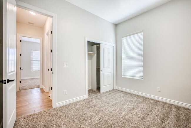 Building Photo - Beautiful East side House 4 bed-2.5 baths, part of The Overlook Casa Club that includes Swimming ...